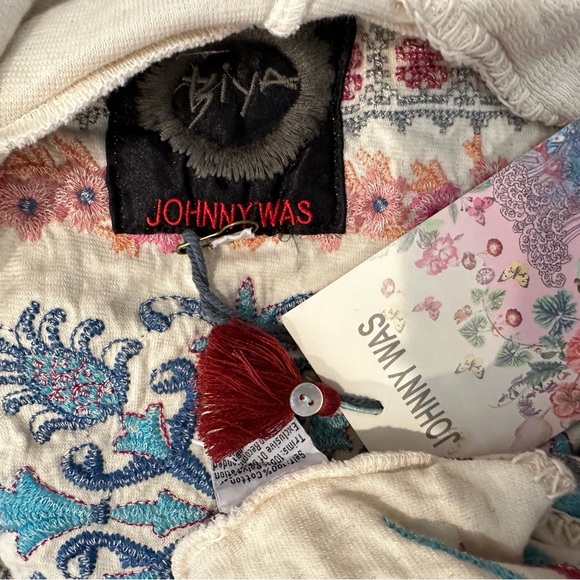 BIYA cropped hoodie - Picture 3 of 5